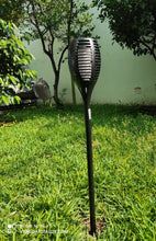 Cargar imagen en el visor de la galería, Luminaria solar tipo Antorcha de LED