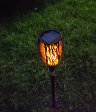 Cargar imagen en el visor de la galería, Luminaria solar tipo Antorcha de LED