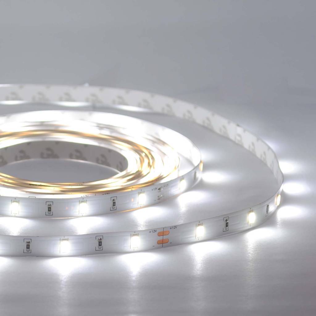 Tira adhesiva de 1 metro luces LED blancas.