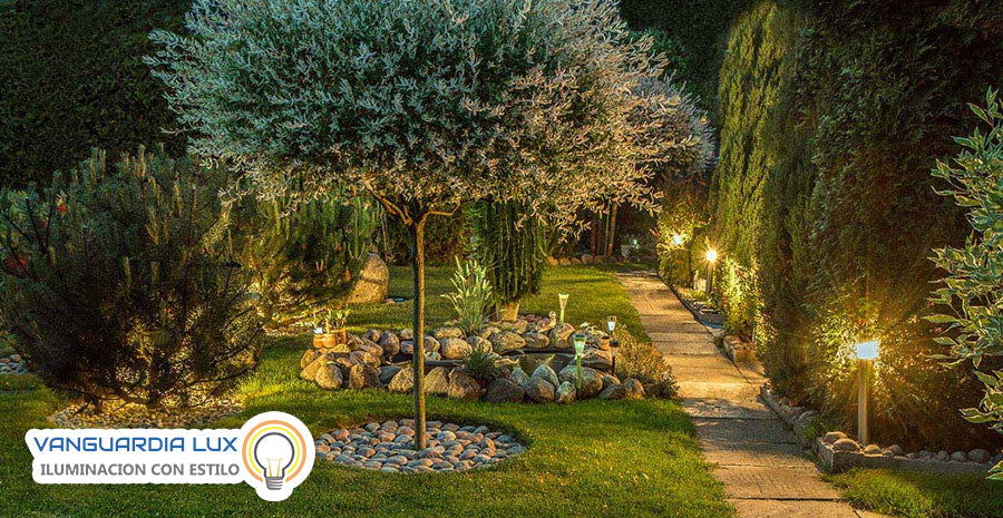 5 ideas para iluminar un jardín exterior.